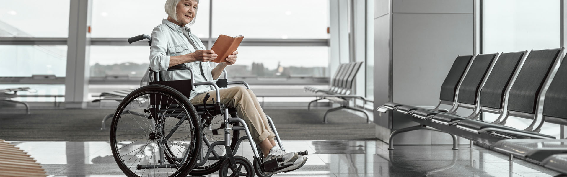 Starsza kobieta na wózku inwalidzkim Slajd #1